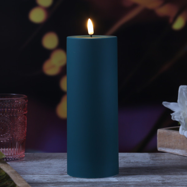 LED Stumpenkerze MIA - Kunststoff - 3D Flamme - H: 20cm - D: 7,5cm - für Außen - dunkelgrün