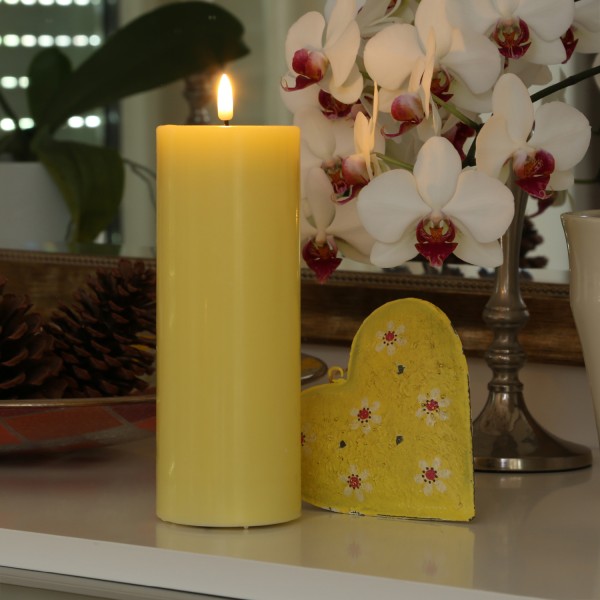 LED Stumpenkerze MIA - Echtwachs - realistische 3D Flamme - H: 20cm - D: 7,5cm - Batterie - gelb