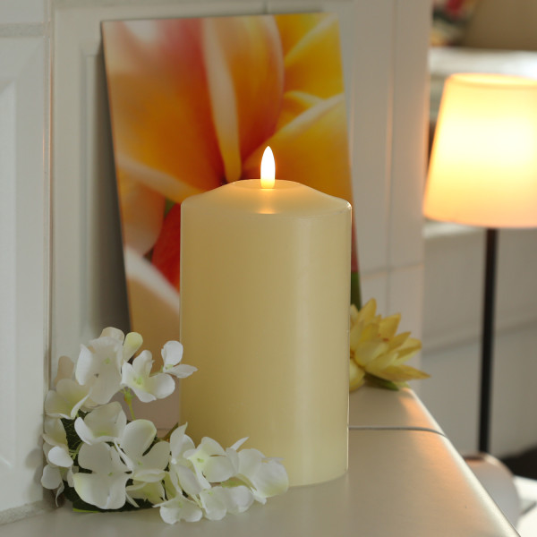 LED Kerze - Echtwachs - flackernde 3D Flamme - H: 19cm D: 10cm - Batterie - Timer - creme