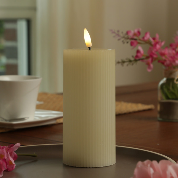 LED Kerze LIV - gerillt - Echtwachs - warmweiße 3D Flamme - H: 18cm - D: 7cm - Timer - creme