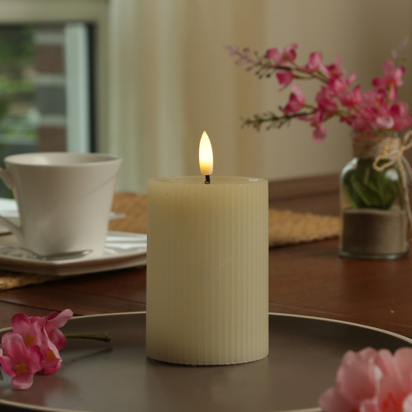 LED Kerze LIV - gerillt - Echtwachs - warmweiße 3D Flamme - H: 13cm - D: 7cm - Timer - creme
