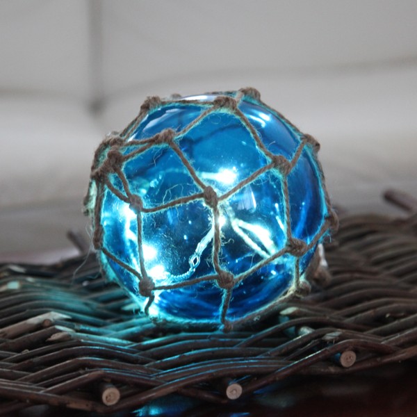 LED Glaskugel im Garnnetz - mit Juteseil - 8 warmweiße LED - hängend - D: 12cm - blau