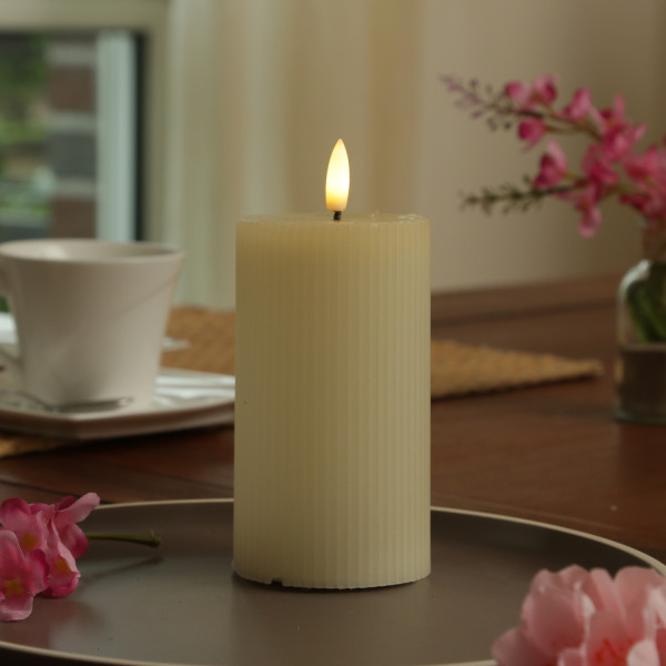 LED Kerze LIV - gerillt - Echtwachs - warmweiße 3D Flamme - H: 15,5cm - D: 7cm - Timer - creme