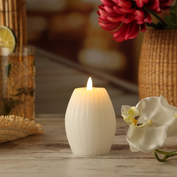 LED Kerze LIV - gerillt - Echtwachs - warmweiße 3D Flamme - H: 12cm - D: 8cm - Timer - weiß