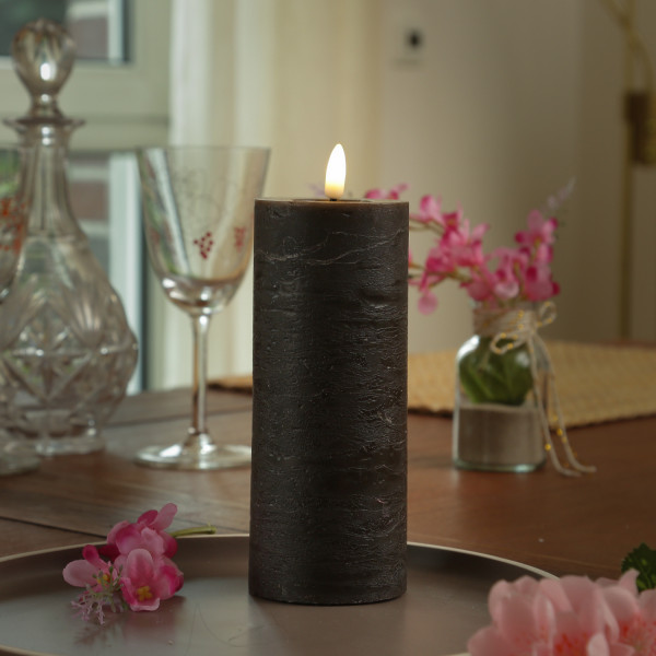 LED Kerze LINA - Rustik-Optik - Echtwachs - 3D Flamme - H: 19cm - D: 7cm - Batterie - Timer - braun