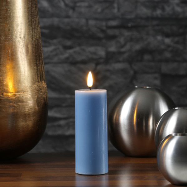 LED Stumpenkerze MIA - Echtwachs - realistische 3D Flamme - H: 12,5cm - D: 5cm - eisblau