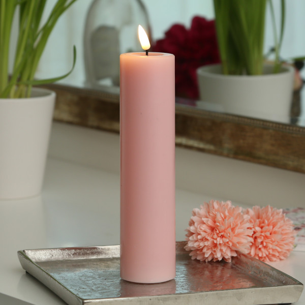 LED Stumpenkerze MIA - Echtwachs - realistische 3D Flamme - H: 20cm - D: 5cm - Batterie - rosa