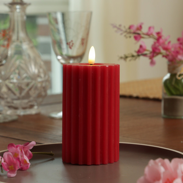 LED Kerze LIV - gerillt - Echtwachs - warmweiße 3D Flamme - H: 14,5cm - D: 7,5cm - Timer - rot
