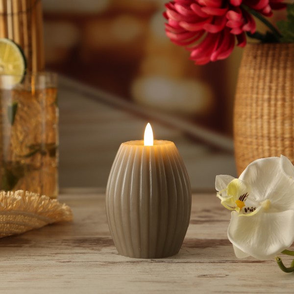 LED Kerze LIV - gerillt - Echtwachs - warmweiße 3D Flamme - H: 12cm - D: 8cm - Timer - taupe