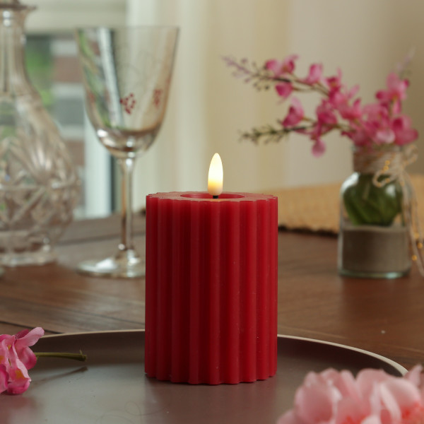 LED Kerze LIV - gerillt - Echtwachs - warmweiße 3D Flamme - H: 12cm - D: 7,5cm - Timer - rot